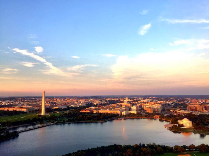 @brenntravels - Puesta de sol de verano sobre el horizonte de DC volando hacia el aeropuerto Reagan - Las mejores vistas de Washington, DC