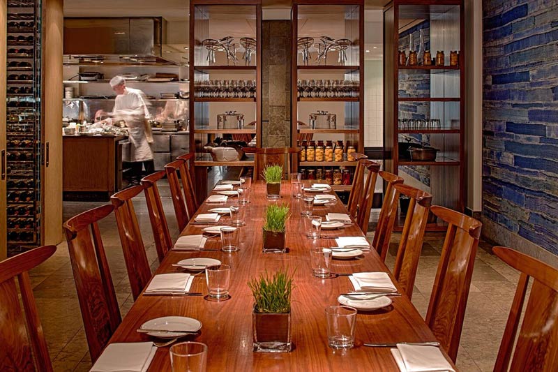 Mesa del chef en Blue Duck Tavern, galardonada con una estrella Michelin: espacio de comedor privado para grupos íntimos de 150 personas o menos en Washington, DC