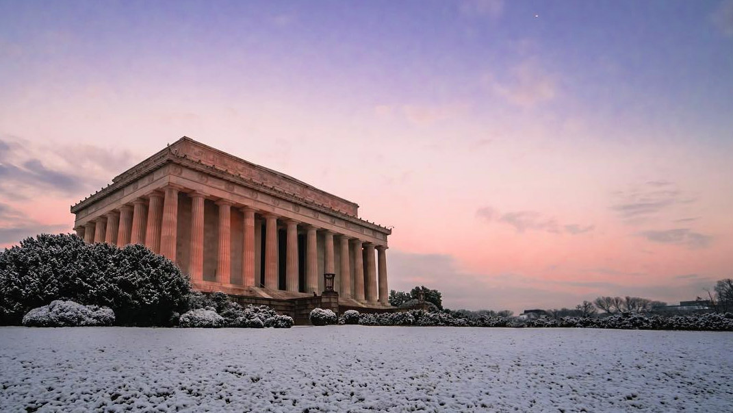 @_chriscruz - Lincoln Memorial covered in snow - Winter in Washington, DC