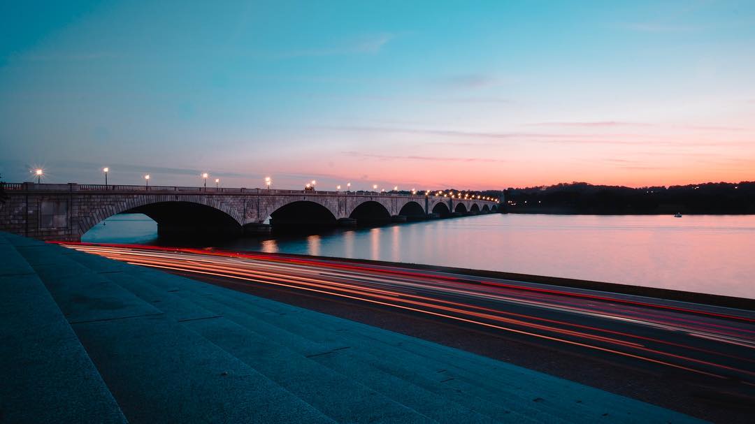 @_chriscruz - Coucher de soleil en soirée sur les marches du Watergate au bord de la rivière Potomac - Lieux romantiques à Washington, DC