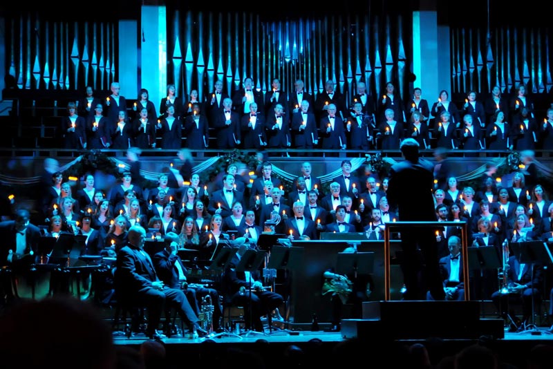 Der Washington Chorus präsentiert 'A Candlelight Christmas' - Holiday Performance im Kennedy Center in Washington, DC