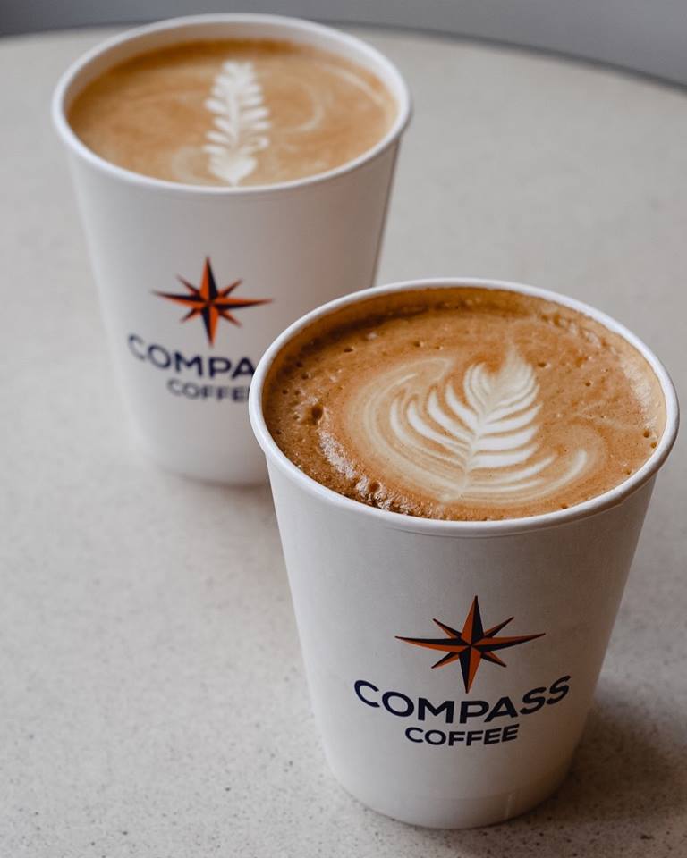 Lattes da Compass Coffee - Cafeterias dentro e perto do Centro de Convenções Walter E.