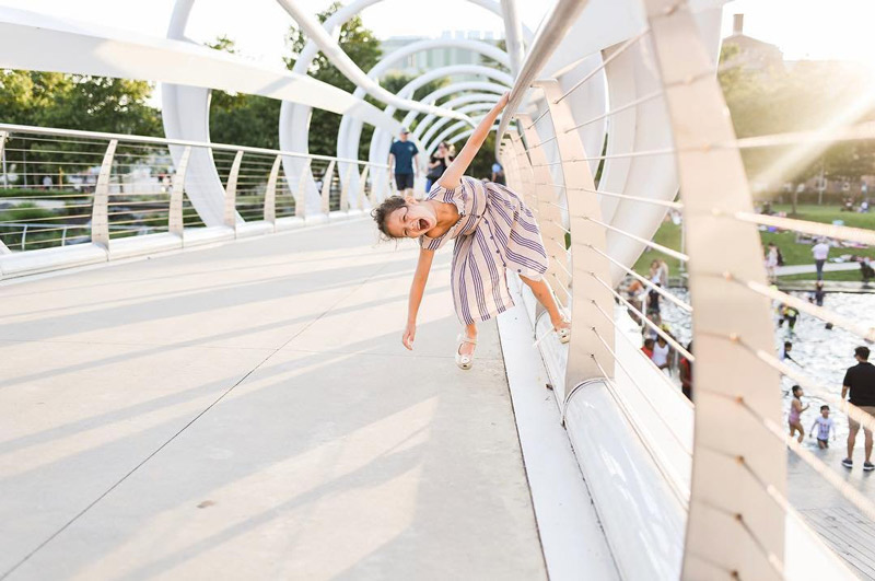 @amy_hashimoto - Enfant jouant sur le pont de Yards Park sur le Capitol Riverfront - Activités familiales à faire à Washington, DC