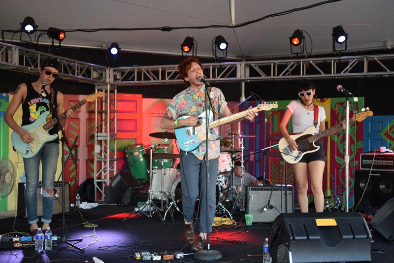 Banda se apresentando no Capital Fringe Festival no Logan Fringe Art Space - Festivais de verão em Washington, DC