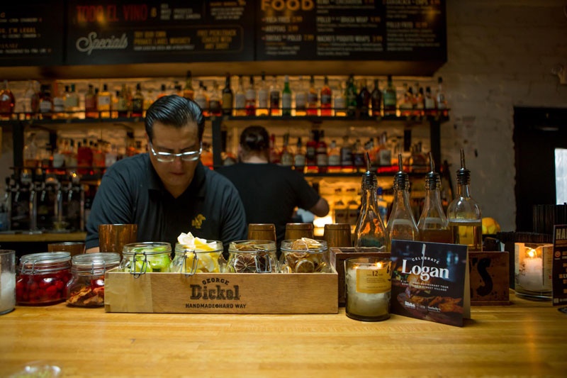 Bartender en Chicken + Whisky secret bar en 14th Street - Dónde encontrar bares clandestinos en Washington, DC