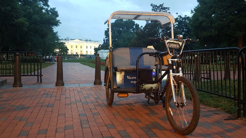 Adventure DC Tricycle Tours Fahrzeug vor dem Weißen Haus - Umweltfreundliche Touren in Washington, DC