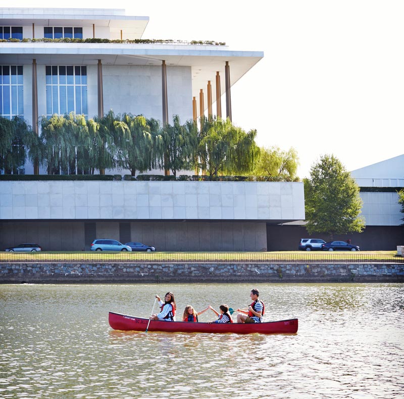 Família fazendo canoagem no rio Potomac, passando pelo Kennedy Center, Washington DC