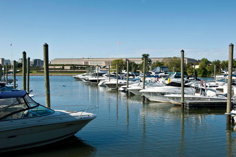 Bateaux amarrés à Columbia Island Marina près d'Arlington, Virginie - Navigation de plaisance et loisirs en plein air près de DC