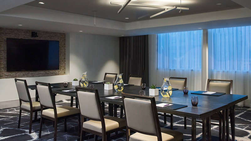 金普頓多諾萬酒店的布拉德利會議室 - 華盛頓特區光線充足的會議空間