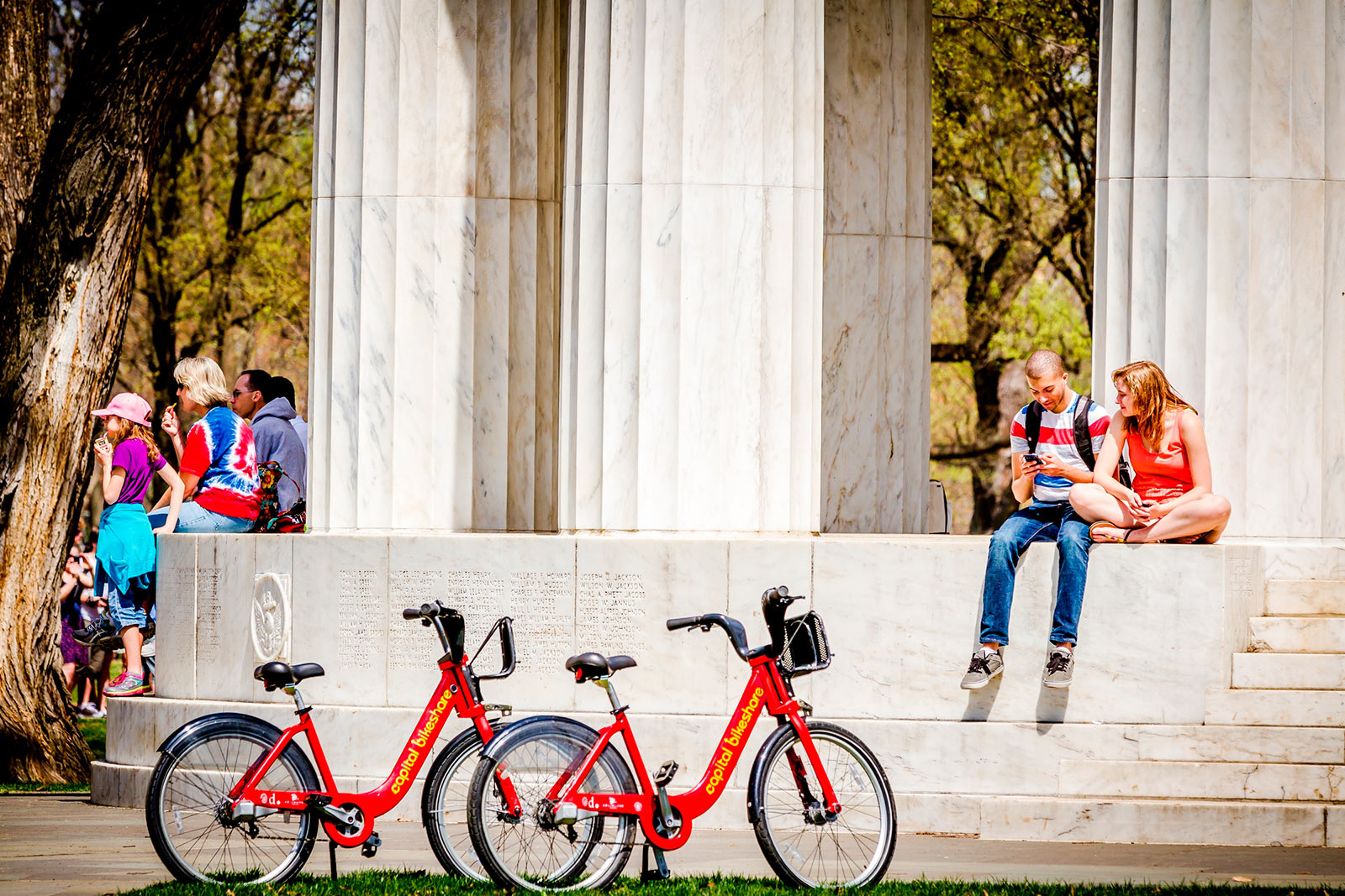 Coppia con Capital Bikeshare Bikes al DC War Memorial - Washington, DC