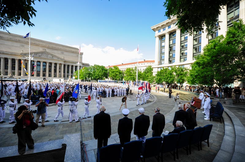 워싱턴 DC에있는 미국 해군 기념관에서 참전 용사를 기리는 행사