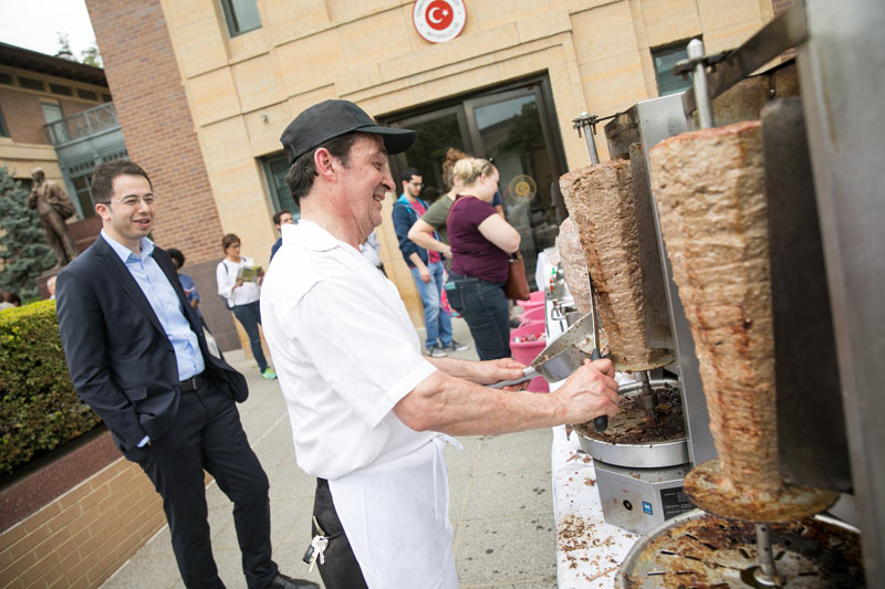 Chef che cucina cibo turco all'ambasciata durante Passport DC - Le cose migliori da fare questa primavera a DC