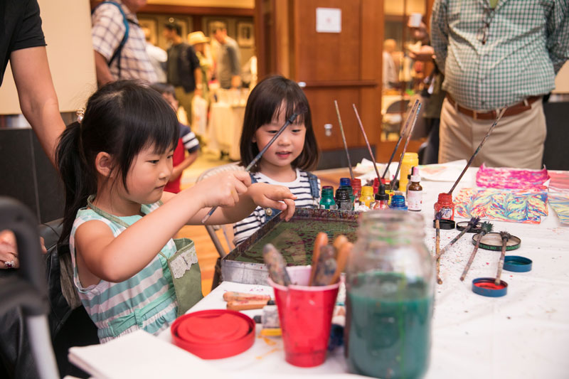 Attività per bambini durante i tour delle ambasciate intorno al mondo - Cose gratuite da fare questa primavera a Washington, DC