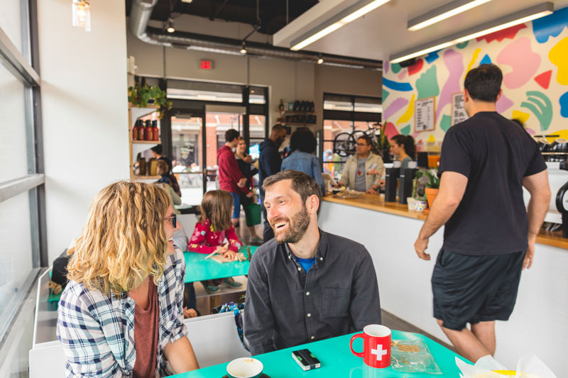 Casal em um café em Brookland ArtsWalk - Lugares para comer em Brookland Washington, DC