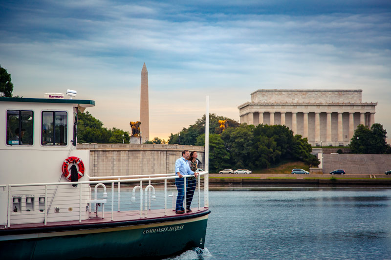 Couple sur bateau-taxi à Potomac River par Lincoln Memorial - Activités au bord de l'eau à Washington, DC et dans ses environs