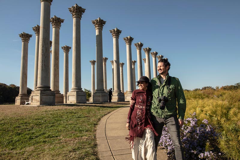 Pareja caminando por las columnas del Capitolio Nacional en el National Arboretum - Parque público y atracción en Washington, DC