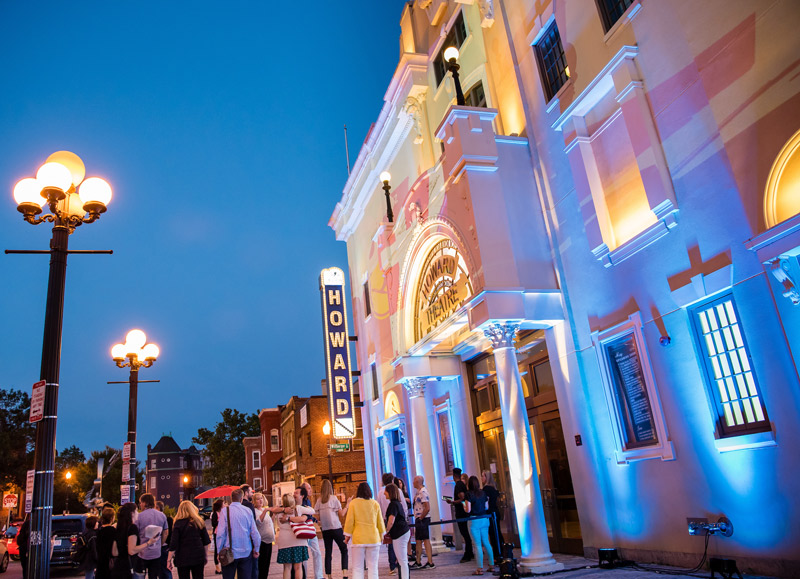 Multitud fuera del histórico Howard Theatre en Shaw - Eventos en Washington, DC