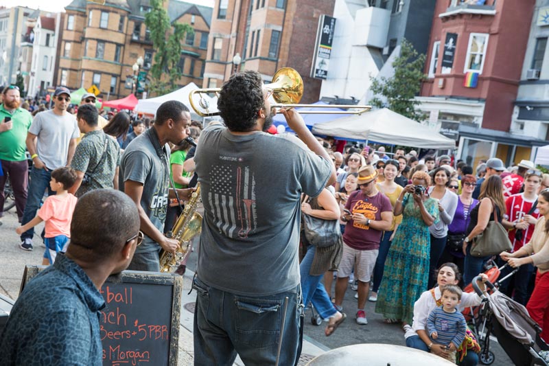 Banda actuando durante el Día de Adams Morgan en 18th Street - Festival de verano gratuito en Washington, DC