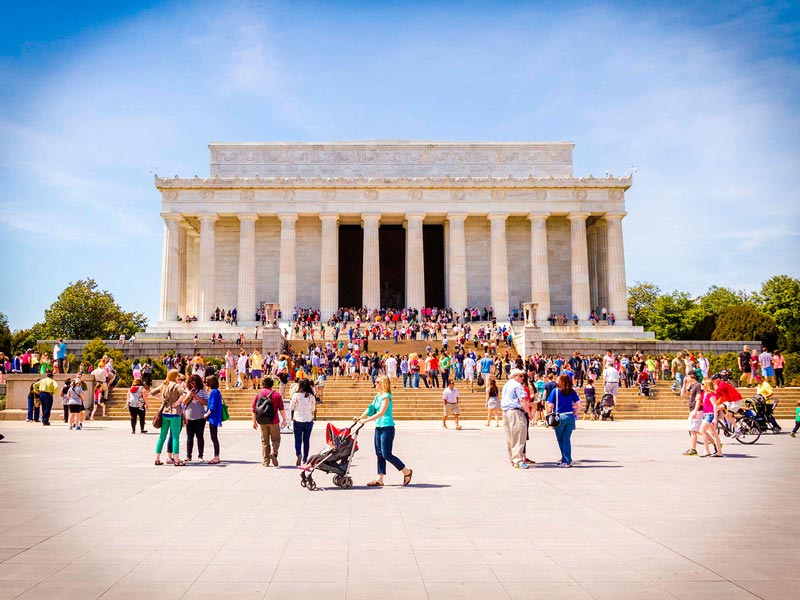 내셔널 몰의 링컨 기념관 앞의 여름-워싱턴 DC 최고의 명소와 랜드 마크