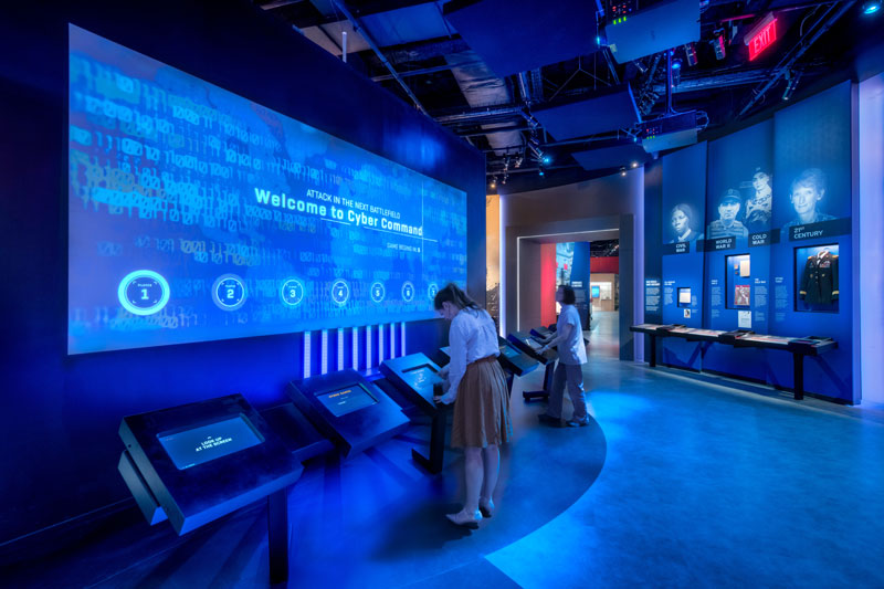 參觀者在華盛頓特區 L'Enfant 廣場的國際間諜博物館與展覽互動