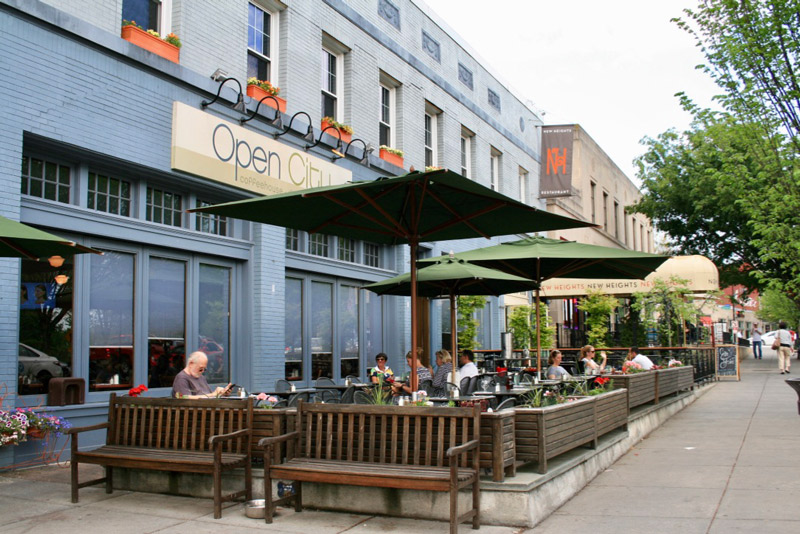 Diners sur le patio Open City à Woodley Park - Brunchs à Washington, DC