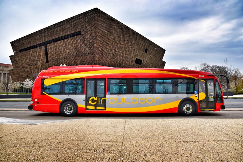 Autobus DC Circulator ecologico a emissioni zero di fronte al museo Smithsonian NMAAHC sul National Mall di DC
