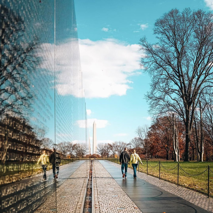 @dccitygirl - Pareja caminando por el Monumento a los Veteranos de Vietnam - Washington, DC
