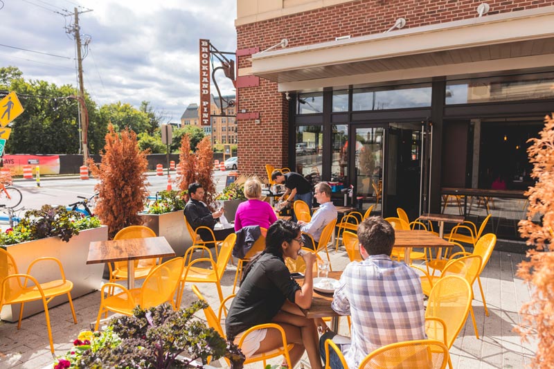 Comensales en el patio en Brookland Pint - Restaurante y bar en Brookland Washington, DC