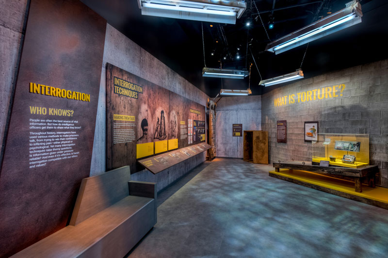 Exposition d'interrogatoires au nouveau Musée international de l'espionnage - Musées interactifs à Washington, DC