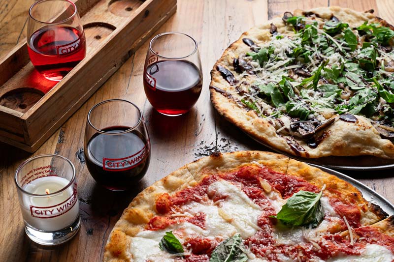 Pizzas y vino de City Winery en Ivy City - Bodega urbana, restaurante y espacio para eventos en Washington, DC