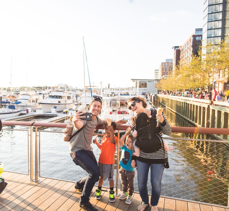 Familia en The Wharf en el Southwest Waterfront - Destino de restaurantes y compras en Washington, DC