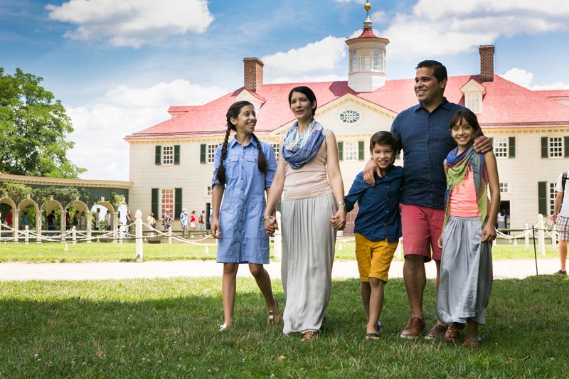Família no Mount Vernon de George Washington - marco histórico e atrações para toda a família perto de Washington, DC