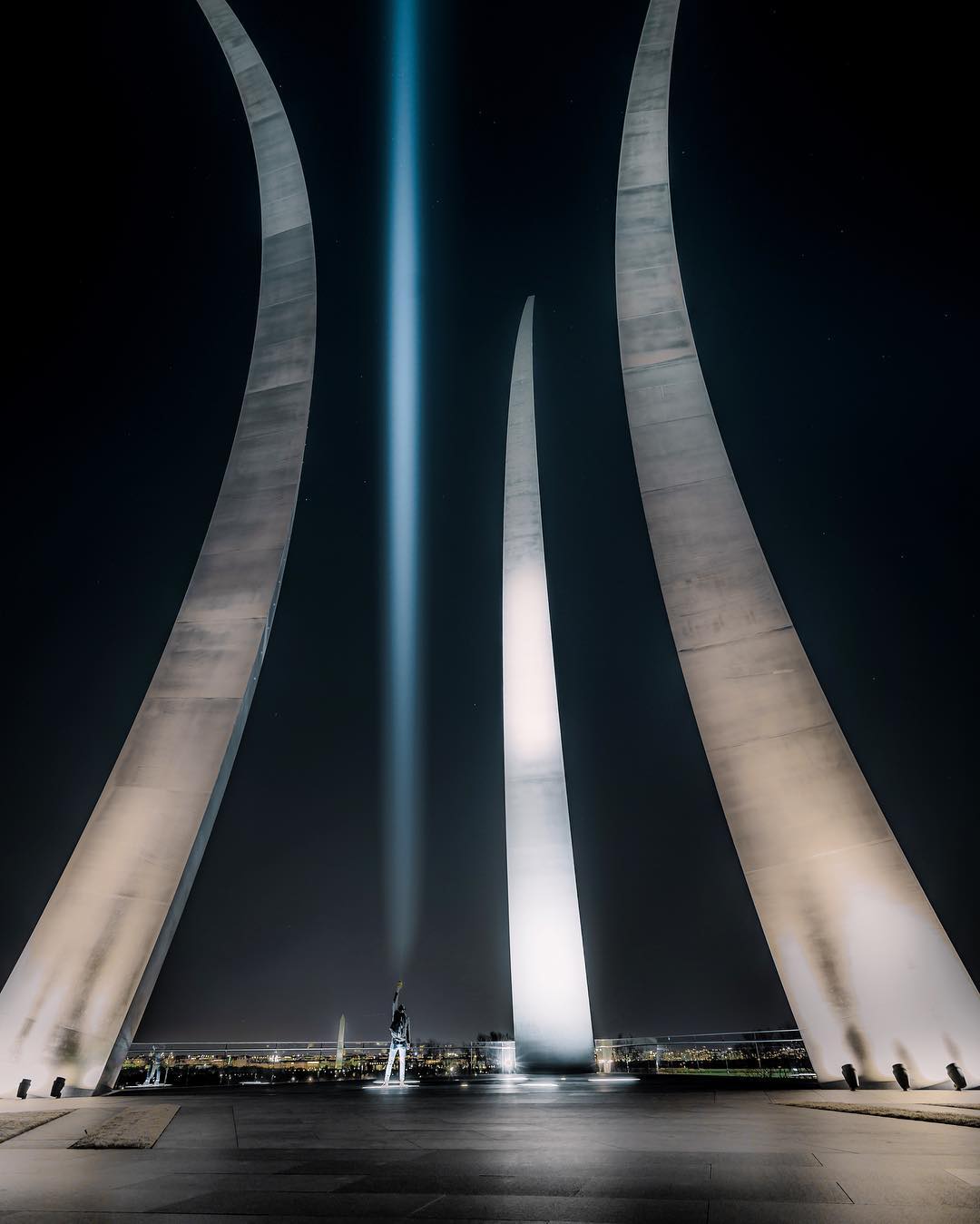@floodthesensor - Memorial de la Fuerza Aérea de los Estados Unidos en la noche - Monumento militar en Virginia cerca de Washington, DC