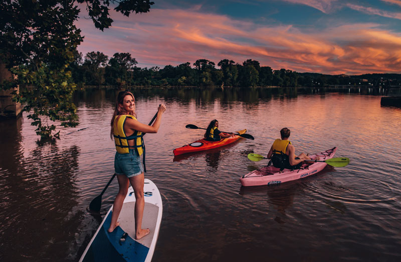 Amigos paseando en bote por el río Anacostia al atardecer: descubra el verdadero Washington, DC