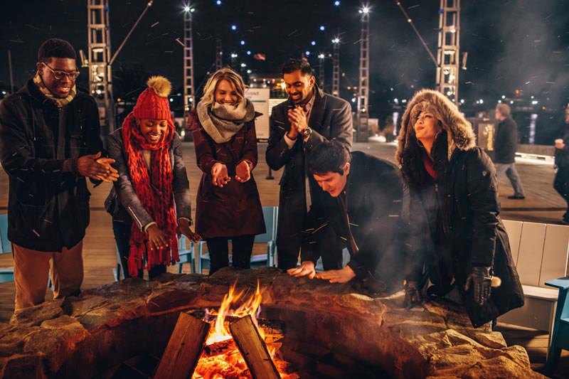 Freunde versammelten sich um das Feuer in The Wharf - Möglichkeiten, den Winter in Washington, DC, optimal zu nutzen