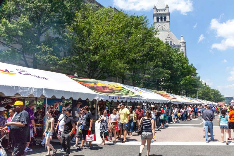 Batalha de churrasco da capital nacional gigante na Pennsylvania Avenue - festival de verão em Washington, DC