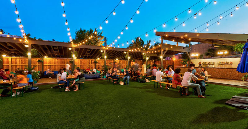 Invitados bebiendo en Hook Hall en Park View: jardín de cerveza, bar y espacio para eventos en Washington, DC