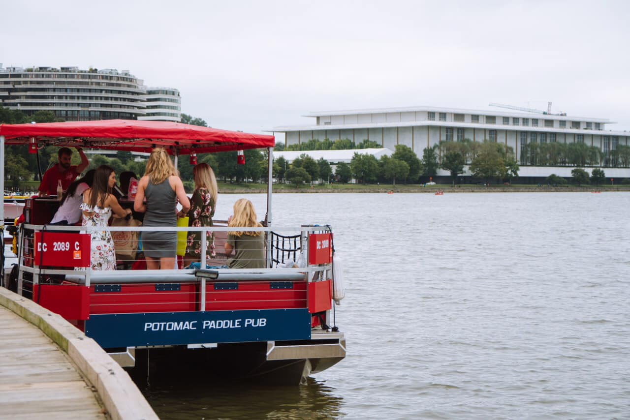 Visitantes no barco Potomac Paddle Pub em Georgetown - Coisas para fazer na orla marítima de Georgetown em DC