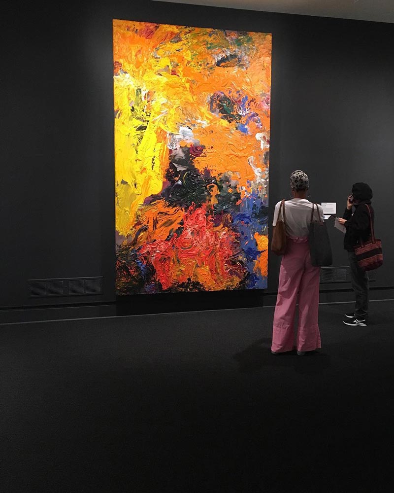 @hazelnutmea - Mujeres viendo arte en el Museo Nacional de Mujeres en las Artes - Atracciones centradas en las mujeres en Washington, DC