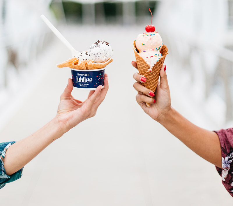 位於 Capitol Riverfront 的 Yards Park 的冰淇淋 Jubilee Cone 和 Cup - 華盛頓特區最好的冰淇淋
