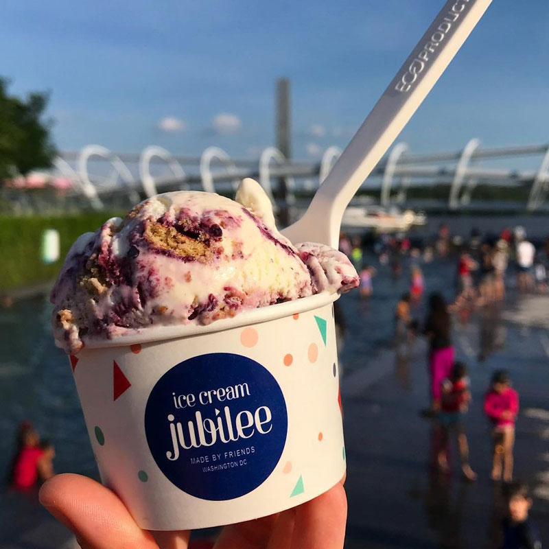 @icecreamjubilee - Helado Ice Cream Jubilee en Capitol Riverfront's Yards Park - Dónde comer cerca de los muelles de Washington, DC