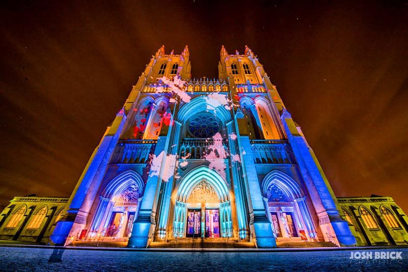 @joshbrickgraphics - Art de projection à l'extérieur de la cathédrale nationale de Washington à Washington, DC
