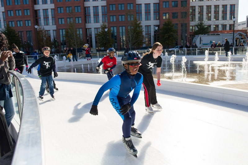 Crianças patinando no gelo no rinque de patinação do Canal Park no Capitol Riverfront - Coisas para fazer em Washington, DC