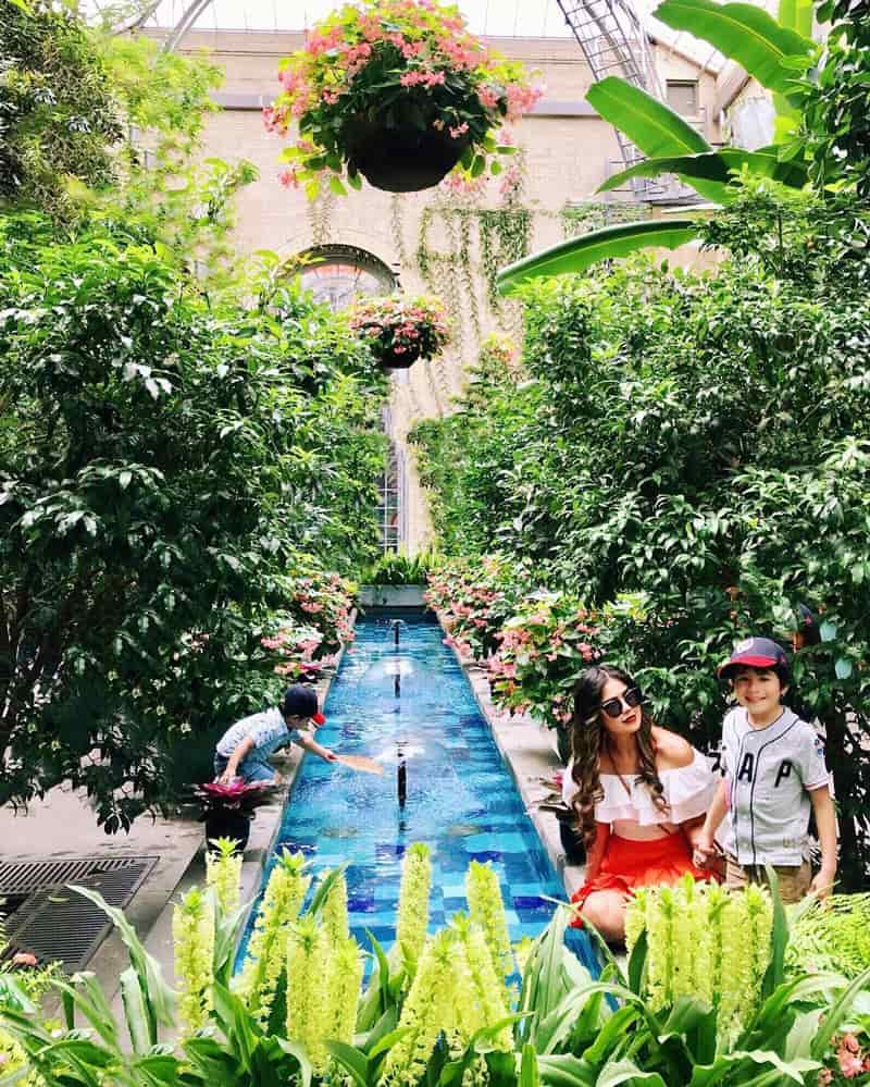 @klarislvs - Mulher com filhos no Conservatório do Jardim Botânico dos Estados Unidos - Atrações gratuitas para crianças em Washington, DC