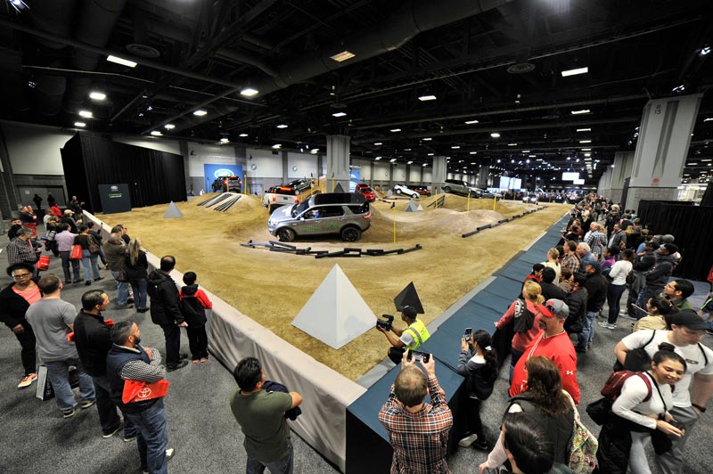 Curso de acrobacias de Land Rover en el Washington Auto Show: evento interior interactivo y exhibición de autos en Washington, DC