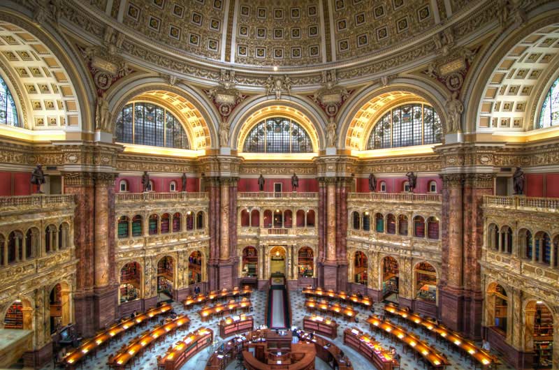 Sala de leitura principal da Biblioteca do Congresso no edifício Thomas Jefferson - a maior biblioteca do mundo em Washington, DC