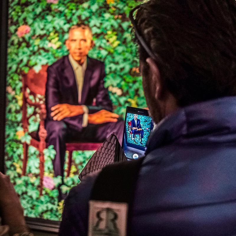 @ luento520 - Visitante fotografando retrato de Barack Obama na Smithsonian National Portrait Gallery - Museu gratuito em Washington, DC