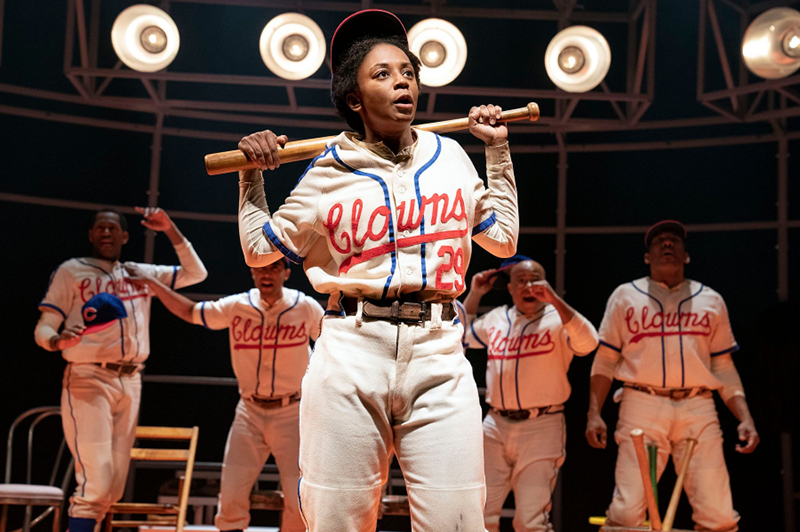 L'attore, Dawn Ursula, sul palco interpreta il giocatore di baseball Toni Stone