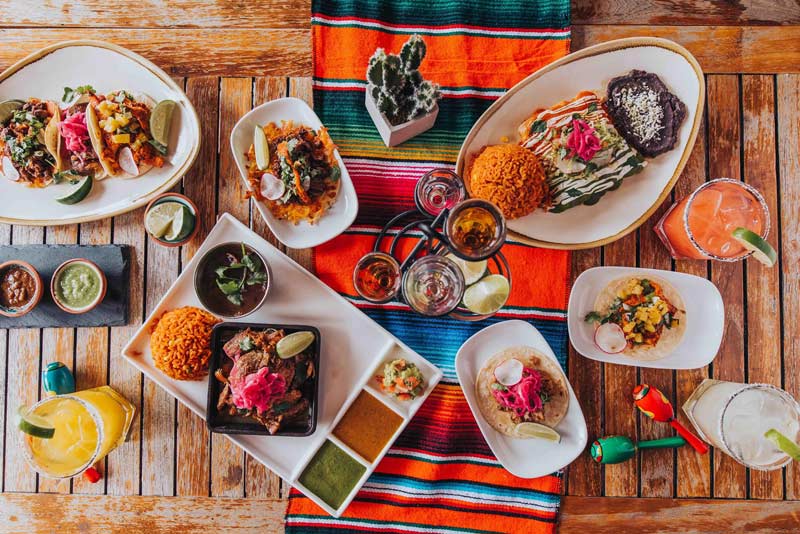 Mexikanische Speisen- und Getränkeauswahl von El Centro DF – Wo man in der 14th Street NW von DC essen und trinken kann