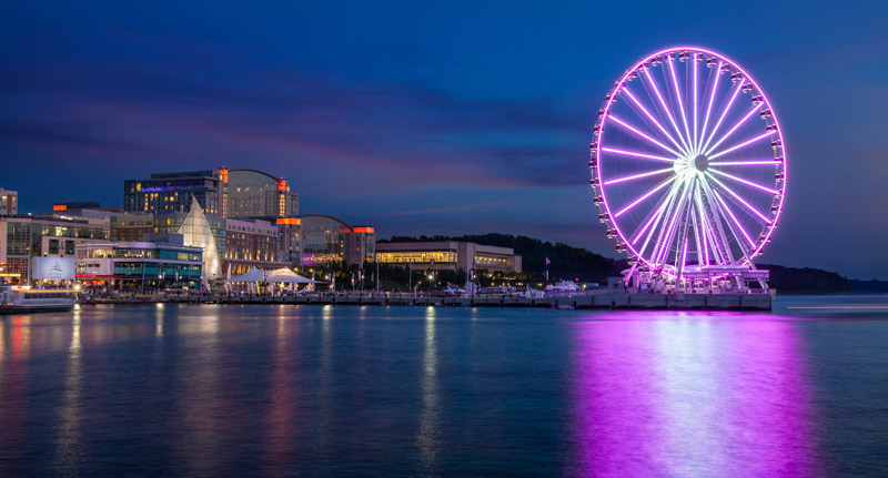 Tiendas de National Harbor y Capital Wheel por la noche: cosas que hacer frente al mar en Maryland, cerca de Washington, DC